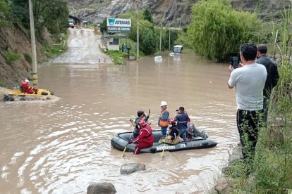 Con botes rescataron a los pasajeros que estaban atrapados.