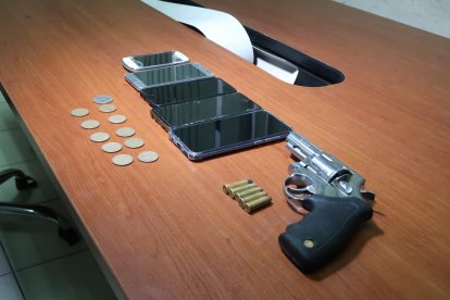 Un revólver utilizado para intimidar a los afectados consta entre las evidencias incautadas.