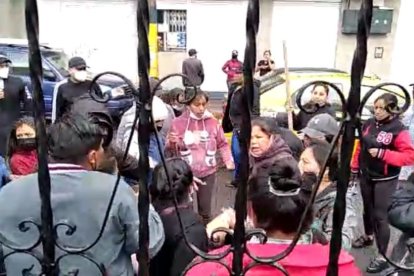 Se hizo viral un video en el que se ve a los comerciantes golpearse entre sí.