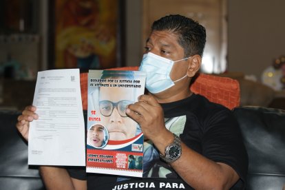 El padre de la víctima muestra una fotografía de  Leonel Esparza, presunto responsable de la muerte de su hijo.