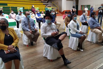 Personas apoyando el acuerdo ministerial de Yacuambí.