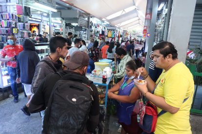 Quienes en cambio expenden comida, como María Tipán, comentan que no se negarán a vender porciones pequeñas por un dólar.