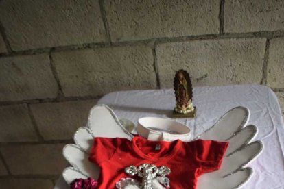 La familia le hizo un homenaje a la niña fallecida, con sus prendas de vestir.