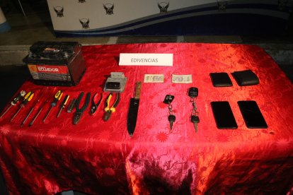 Entre las evidencias constan un cuchillo y detornilladores.