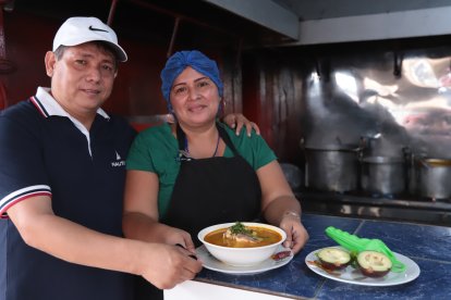 Los esposos Montalván y Reyes hace 32 años preparan el típico caldo de bagre.