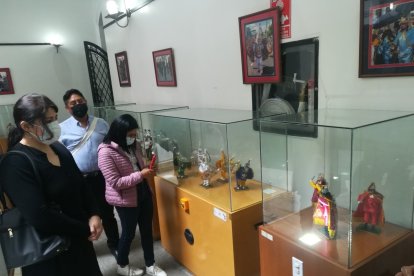 En la sala de exhibición permanente se exponen obras ganadoras del Salón.