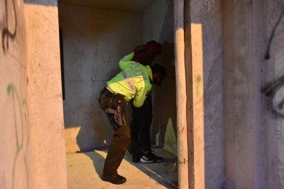 En sus rondas, los agentes retiran a varias personas de estos bloques, pero dicen que no pueden permanecer siempre en el lugar