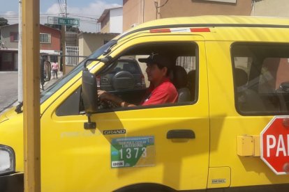 El guayaquileño extraña prestar sus servicios de transporte escolar.