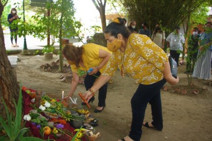 Aprendices de la alfarera ofrendaron unos objetos que aprendieron a elaborar.