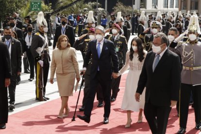 Guillermo Lasso llega a la asamblea en compañía de su familia.