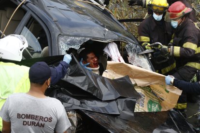 El conductor fue rescatado con vida. Fue llevado, bajo custodia, a un hospital.