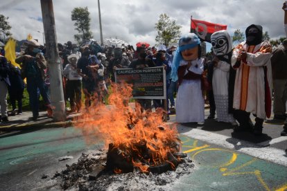 Afuera a de la Asamblea Nacional hubo protestas en contra de la gestión de Lenín Moreno.