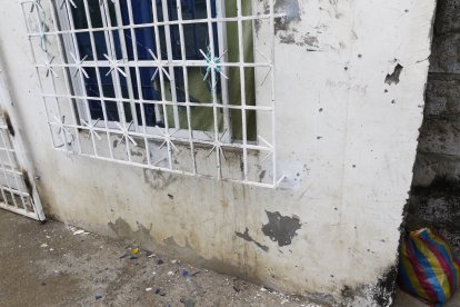 Parte de la fachada de un inmueble también fue afectada por la explosión.