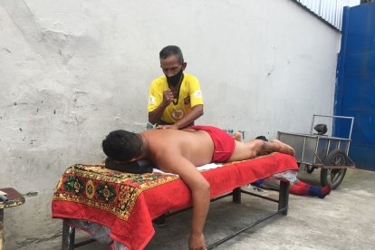 El 'tamboreo' en la espalda es una de las 'tecnicas' que utiliza en sus pacientes que llegan con dolores.