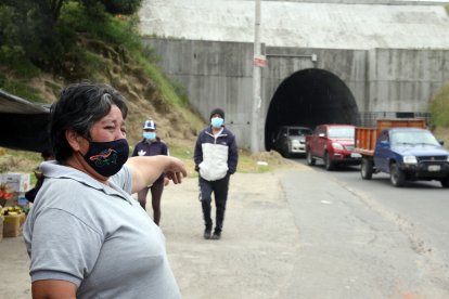 Una moradora señala otro de los puntos conflictivos en La Argelia.