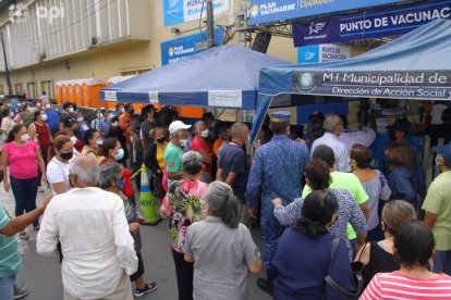 Aglomeración y quejas ciudadanas hubo en la reanudación del proceso de vacunación, este miércoles 26 de mayo, en uno de los centros de inmunización de Guayaquil.