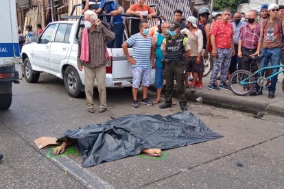 El cuerpo fue cubierto con plástico negro y luego subido al carro de Medicina Legal.