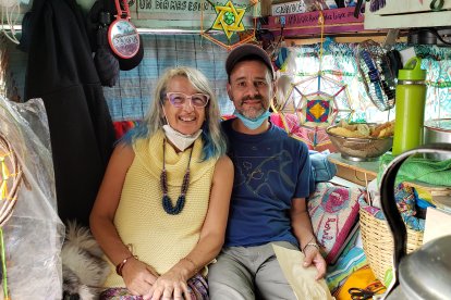 Los viajeros en el interior de su carro.