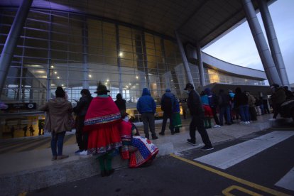 Decenas de personas llegan al aeropuerto de Cotopaxi desde las cuatro de la madrugada.