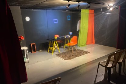 En el Microteatro se implementó una pantalla plástica en el escenario para reducir aún más el riesgo.