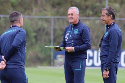 Gustavo Alfaro (c) se alista para el reinicio de las eliminatorias con Ecuador.