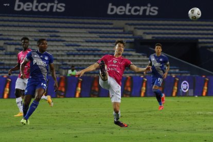 Romario Caicedo (i) es una de las figuras que tiene Emelec.