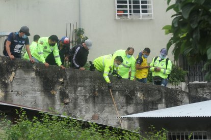 Desde esta loma habría sido arrojado o se habría lanzado el occiso. La Policía investiga.