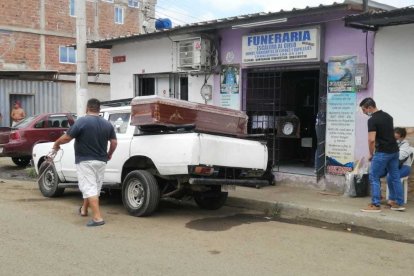 Allegados acudieron temprano para retirar los cuerpos de la morgue de Manta.
