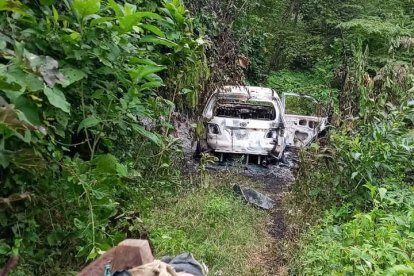 El vehículo destruido localizado en otra zona apartada.