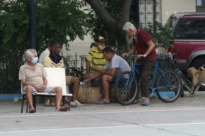 El mismo problema se repite con las personas que juegan naipes: 'pegaditos' y sin cubrebocas.