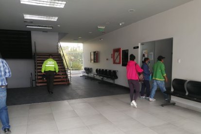 Investigan a dos implicados  detenidos dentro del centro comercial.