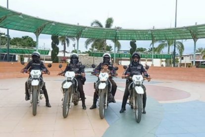 Renato junto a un grupo de Policías Motorizados en El Oro.