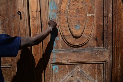 Los vecinos escuchan golpes en la puerta.