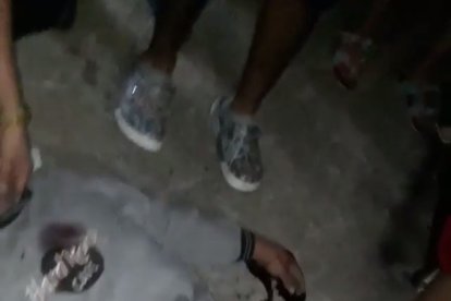 Los matones lo remataron en el piso.