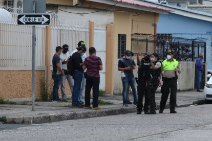 Policías llegaron al sitio para indagar el caso.