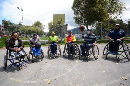 Son personas con discapacidad. Se reúnen los domingos en Solanda para jugar.