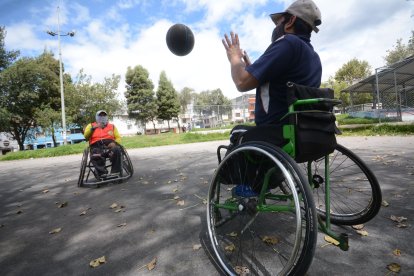 Demuestran sus habilidades con el balón.