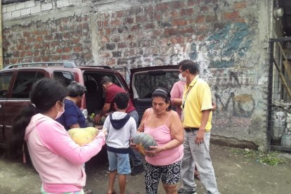Tanto grandes o pequeños corren a coger su 'jamita' del día. De 3 a 4 veces la organización va a proveerles de ayuda.