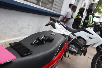 Los objetos que se les encontraron a los sospechosos.