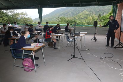 En el colegio Balandra de Guayaquil utilizaron una terraza para impartir las clases.