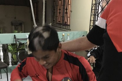 Eder Gómez solo ríe luego de que le raparan el ‘mate’ a lo loco.