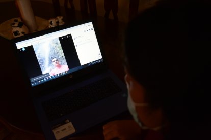 La hermana de la fallecida indica en Facebook la foto de Jonathan.