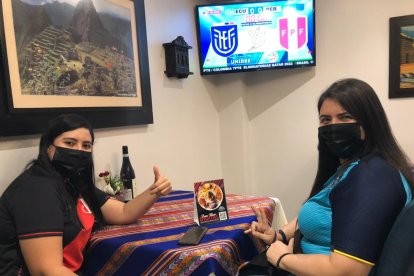 Aficionadas con diferentes camisetas, pero con el mismo amor por el fútbol.