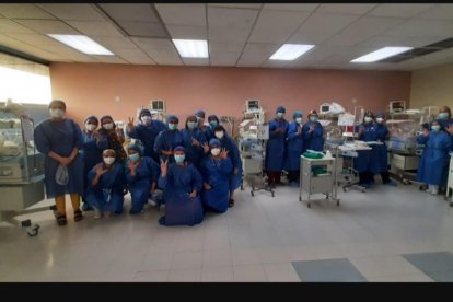 Parte del equipo de salud que colaboró en el alumbramiento.