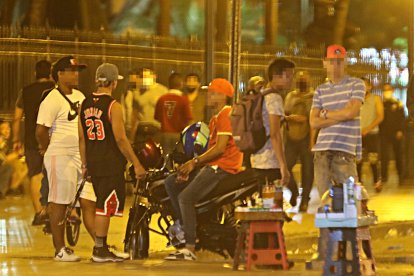 Esta moto pareciera que tiene un imán que atrae a la muchachada. Por lo general, permanece parqueada por horas en Vélez y Pedro Moncayo.