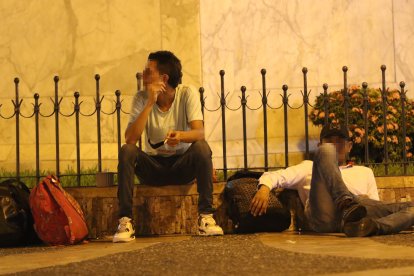En la entrada del parque que da para 9 de Octubre y Lorenzo de Garaycoa, las aceras son el ‘colchón’ de algunos.