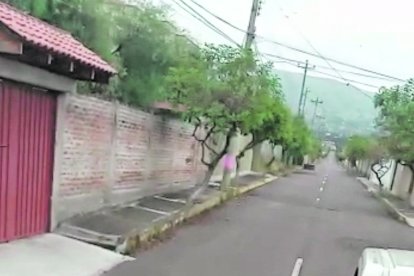 La mujer sin usar mascarilla se acercó a la cabina del conductor.