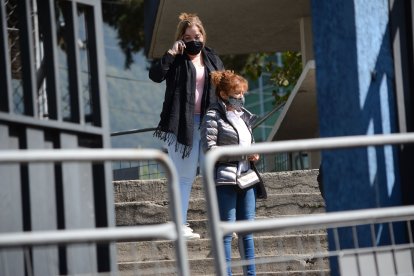 La madre de uno de los fallecidos (der.) fue a retirar su cuerpo en la morgue, ayer por la mañana.