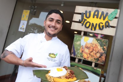 Juan López, de 29 años, le dio un giro a la receta tradicional de la tonga manabita.