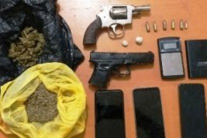 La droga y el arma hallada a los sospechosos en el Priorato.